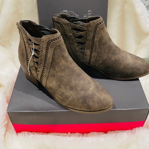 HP! Vince Camuto Pleun Ankle Boots - Picture 5 of 6